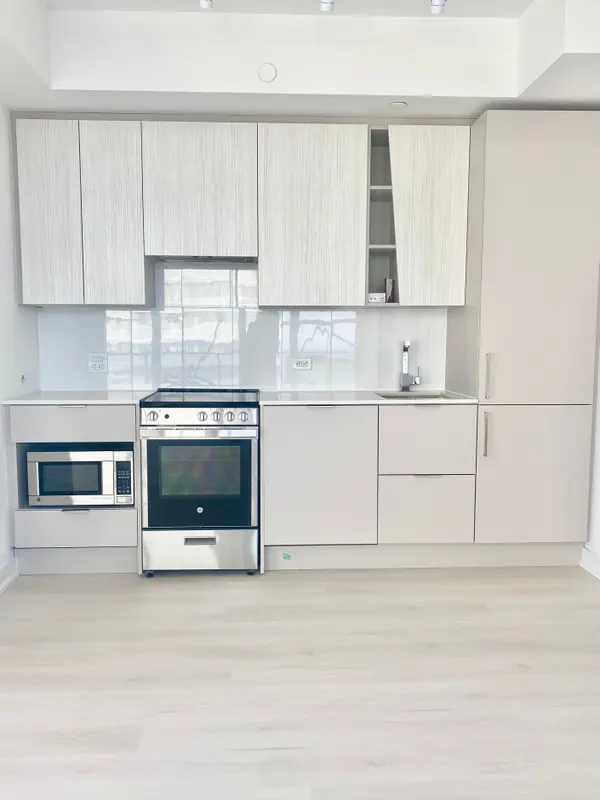 3900 Confederation Pkwy #3804, Mississauga, ON L5B 0M3