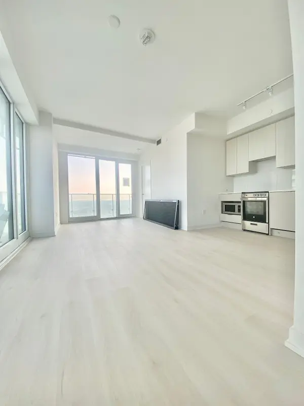 3900 Confederation Pkwy #3804, Mississauga, ON L5B 0M3