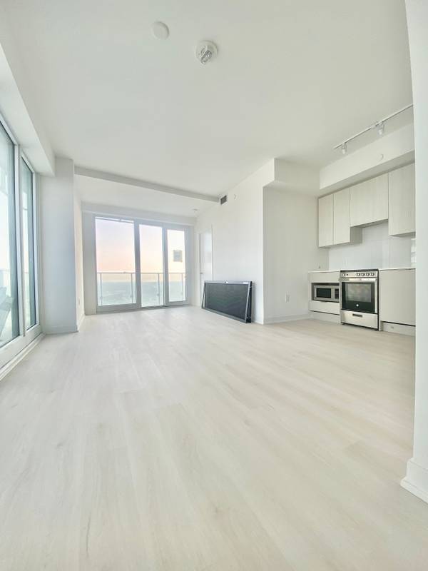 3900 Confederation Pkwy #3804, Mississauga, ON L5B 0M3