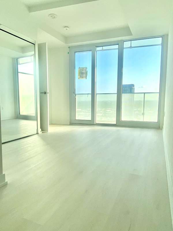 3900 Confederation Pkwy #3804, Mississauga, ON L5B 0M3