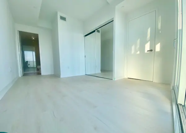 3900 Confederation Pkwy #3804, Mississauga, ON L5B 0M3