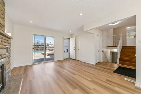 32 Lynwood DR, Hamilton, ON L8E 3E9