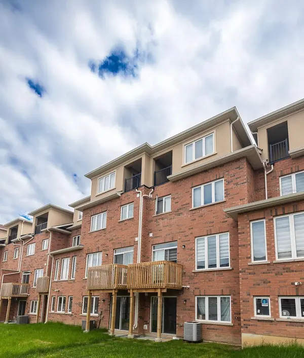 1085 Garner RD E, Hamilton, ON L9G 0G9