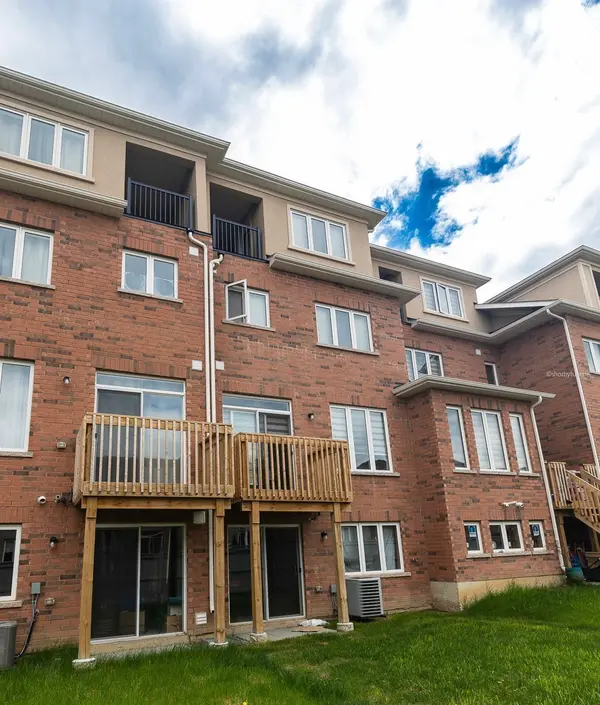 1085 Garner RD E, Hamilton, ON L9G 0G9