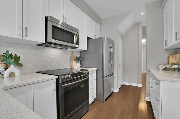 322 Fergus CRES, Barrhaven, ON K2J 5S4