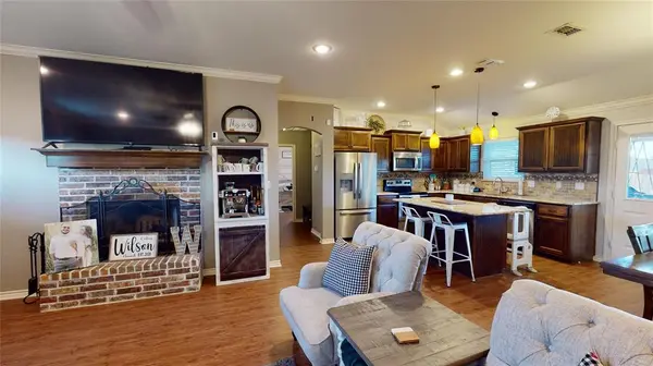 404 Hyde Park Drive, Chandler, TX 75758