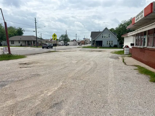 302 E Omega Street, Henrietta, TX 76365