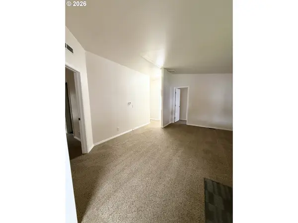 29720 Jeans RD #24, Veneta, OR 97487