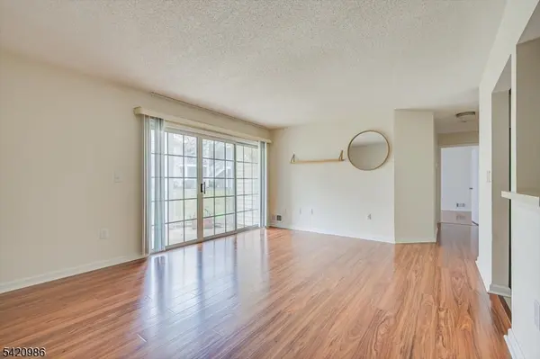 69 Amberly Ct, Franklin Twp., NJ 08823