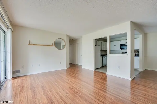 69 Amberly Ct, Franklin Twp., NJ 08823