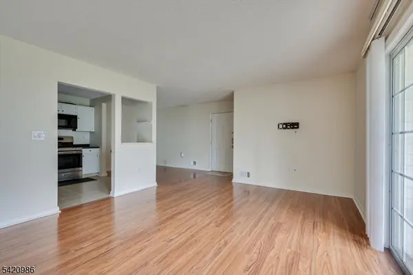 69 Amberly Ct, Franklin Twp., NJ 08823