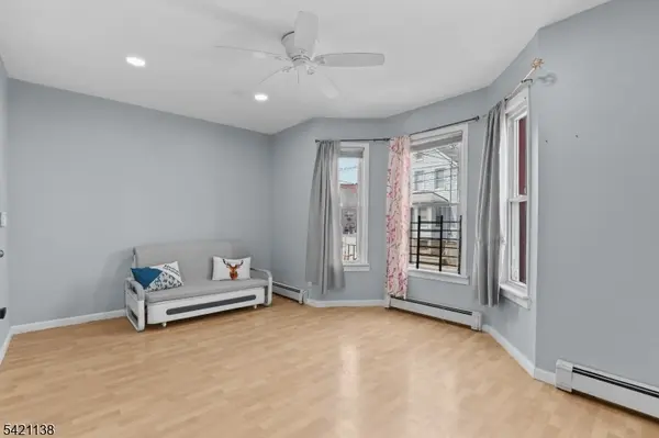 16 Hinsdale Pl, Newark City, NJ 07104