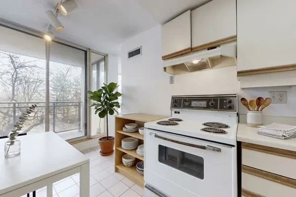 20 Cherrytree DR #211, Brampton, ON L6Y 3V1