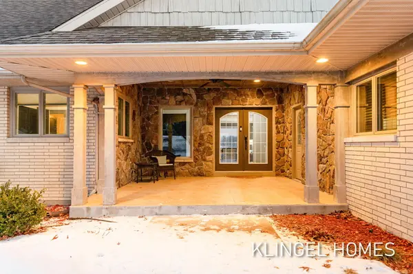 530 Glenwood AVE, Laketon Twp, MI 49445