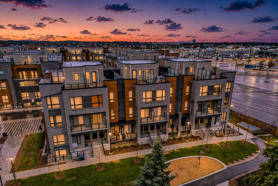 22 Lytham Green CIR #6, Newmarket, ON L3Y 0H3