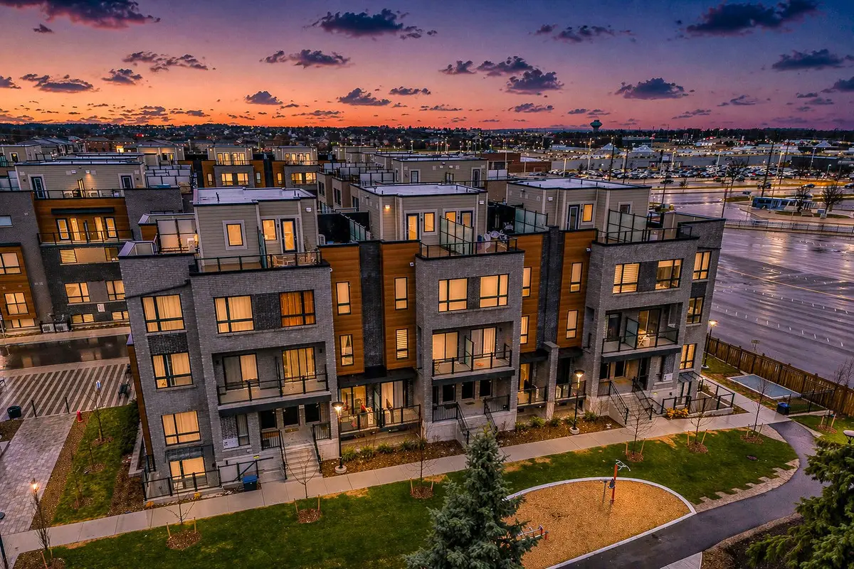 22 Lytham Green CIR #6, Newmarket, ON L3Y 0H3