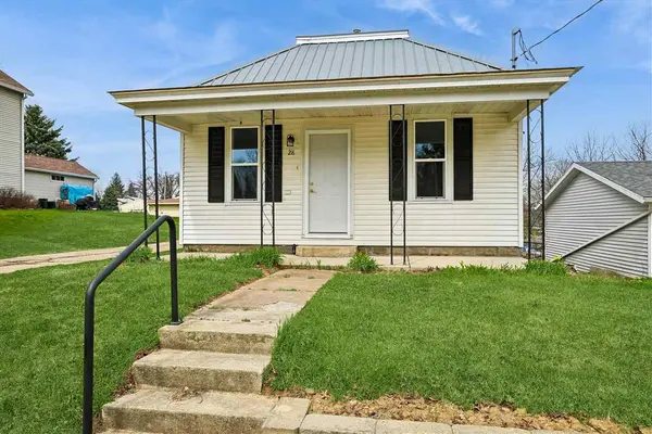 28 W Maple Street, Central City, IA 52214