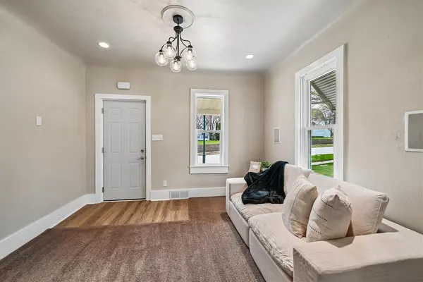 28 W Maple Street, Central City, IA 52214