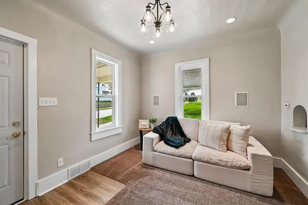 28 W Maple Street, Central City, IA 52214