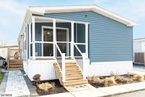 4 Oakdale Village Dr, South Brunswick Twp., NJ 08902