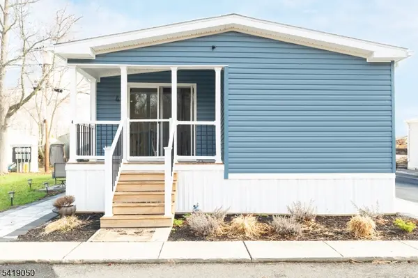 4 Oakdale Village Dr, South Brunswick Twp., NJ 08902