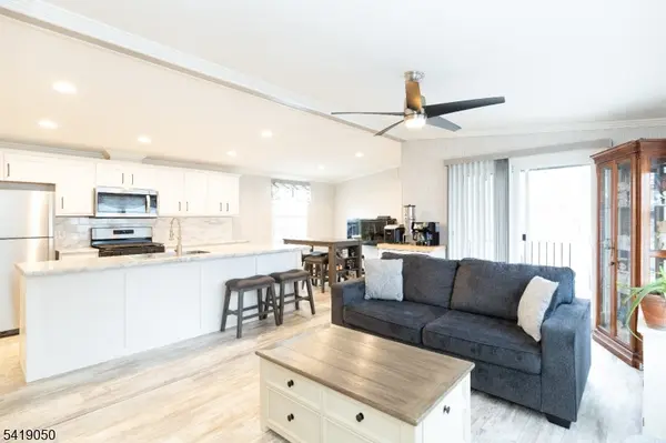 4 Oakdale Village Dr, South Brunswick Twp., NJ 08902