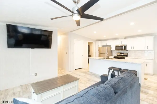 4 Oakdale Village Dr, South Brunswick Twp., NJ 08902