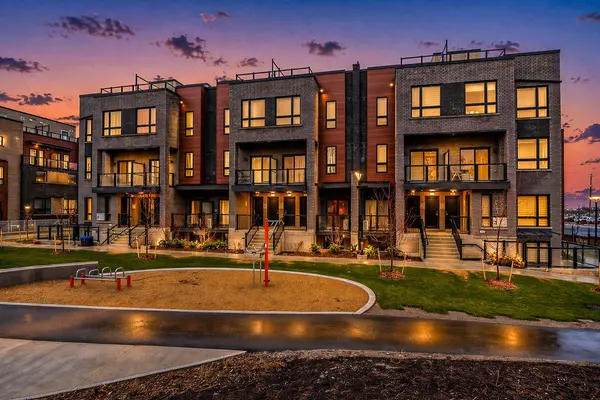 22 Lytham Green CIR #6, Newmarket, ON L3Y 0H3