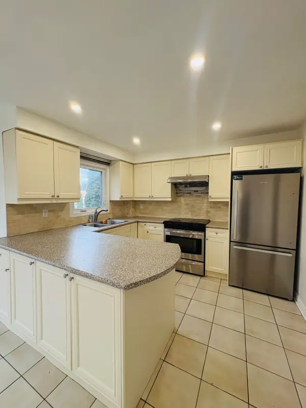 Main 48 Marchwood CRES, Richmond Hill, ON L4C 8M4