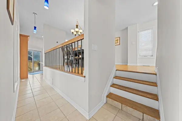 7027 Estoril RD, Mississauga, ON L5N 1N3