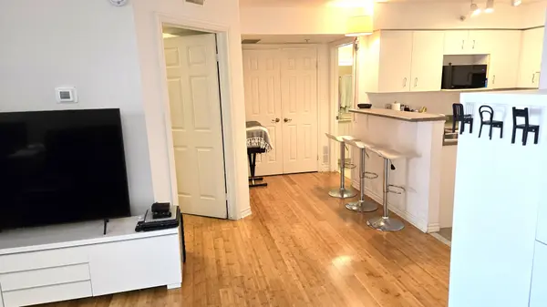 1470 Bishops Gate #208, Oakville, ON L6M 4N2