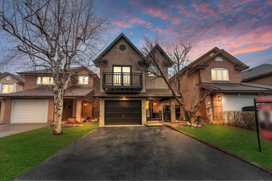 21 Garden AVE, Brampton, ON L6X 1M4