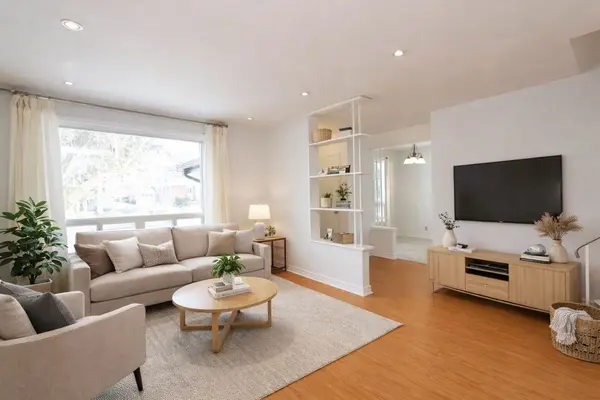 22 Knowles CRES, Aurora, ON L4G 1Z7