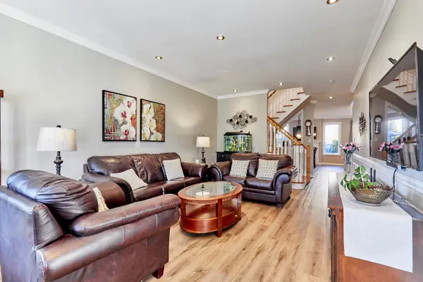 43 Isabella Garden LN, Whitchurch-stouffville, ON L4A 0L4