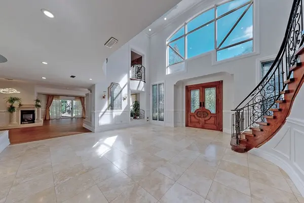 305 Woodland Acres CRES, Vaughan, ON L6A 1G1