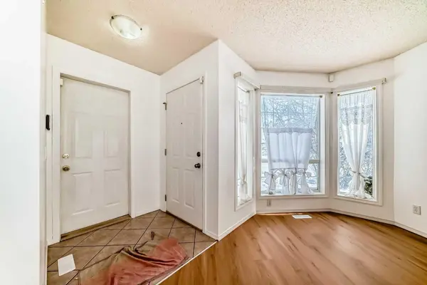 302 Applewood DR SE, Calgary, AB T2A7V4