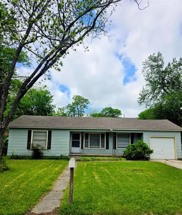 1813 Throckmorton Street, Gainesville, TX 76240