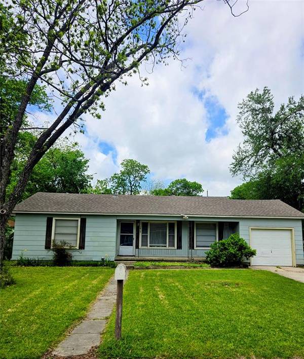 1813 Throckmorton Street, Gainesville, TX 76240