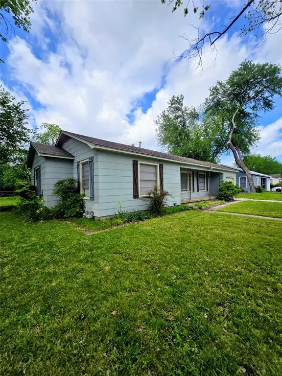 1813 Throckmorton Street, Gainesville, TX 76240