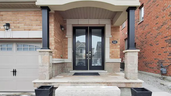 642 Sweetwater CRES, Newmarket, ON L3X 0H5