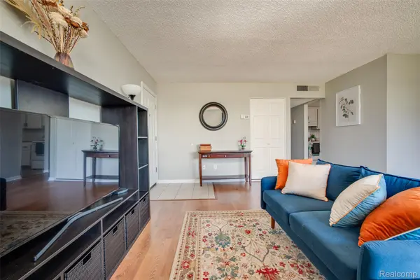 1866 Colonial Village WAY #1, Waterford Charter Township, MI 48328