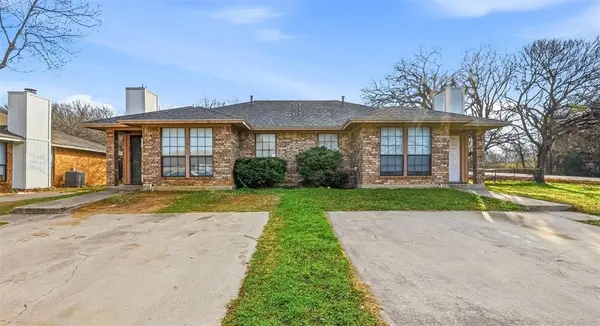 100 & 102 Oakwood Lane,  Kennedale,  TX 76060