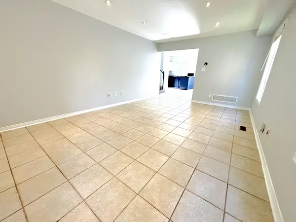 486 Delphine DR, Burlington, ON L7L 6W8