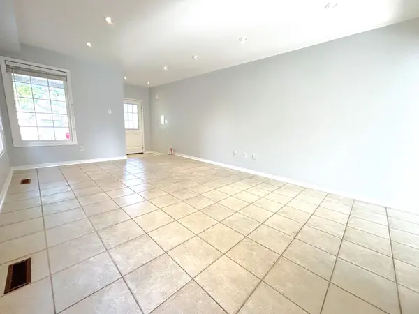 486 Delphine DR, Burlington, ON L7L 6W8