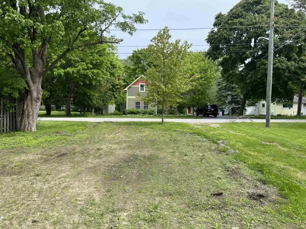 406 W Lincoln AVE, Charlevoix Twp, MI 49720