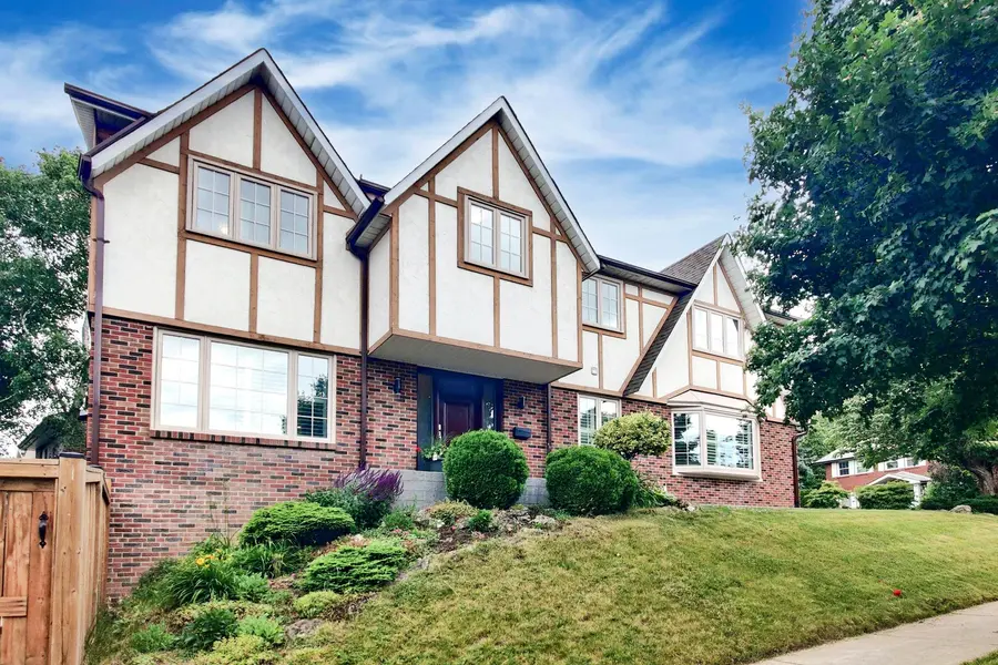 2 Butterfield DR, Toronto C13, ON M3A 2L8