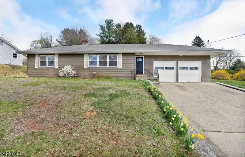 16 Lingert Ave, Clinton Town, NJ 08809