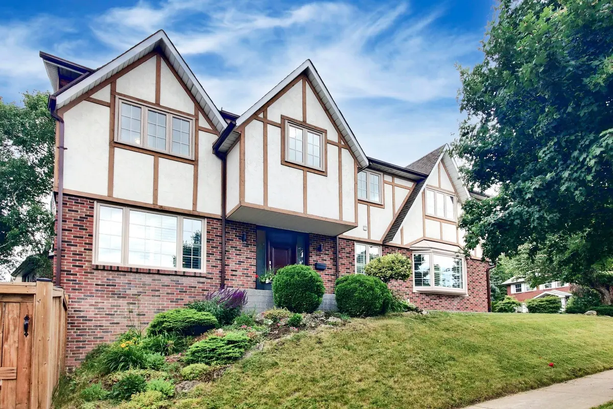 2 Butterfield DR, Toronto C13, ON M3A 2L8