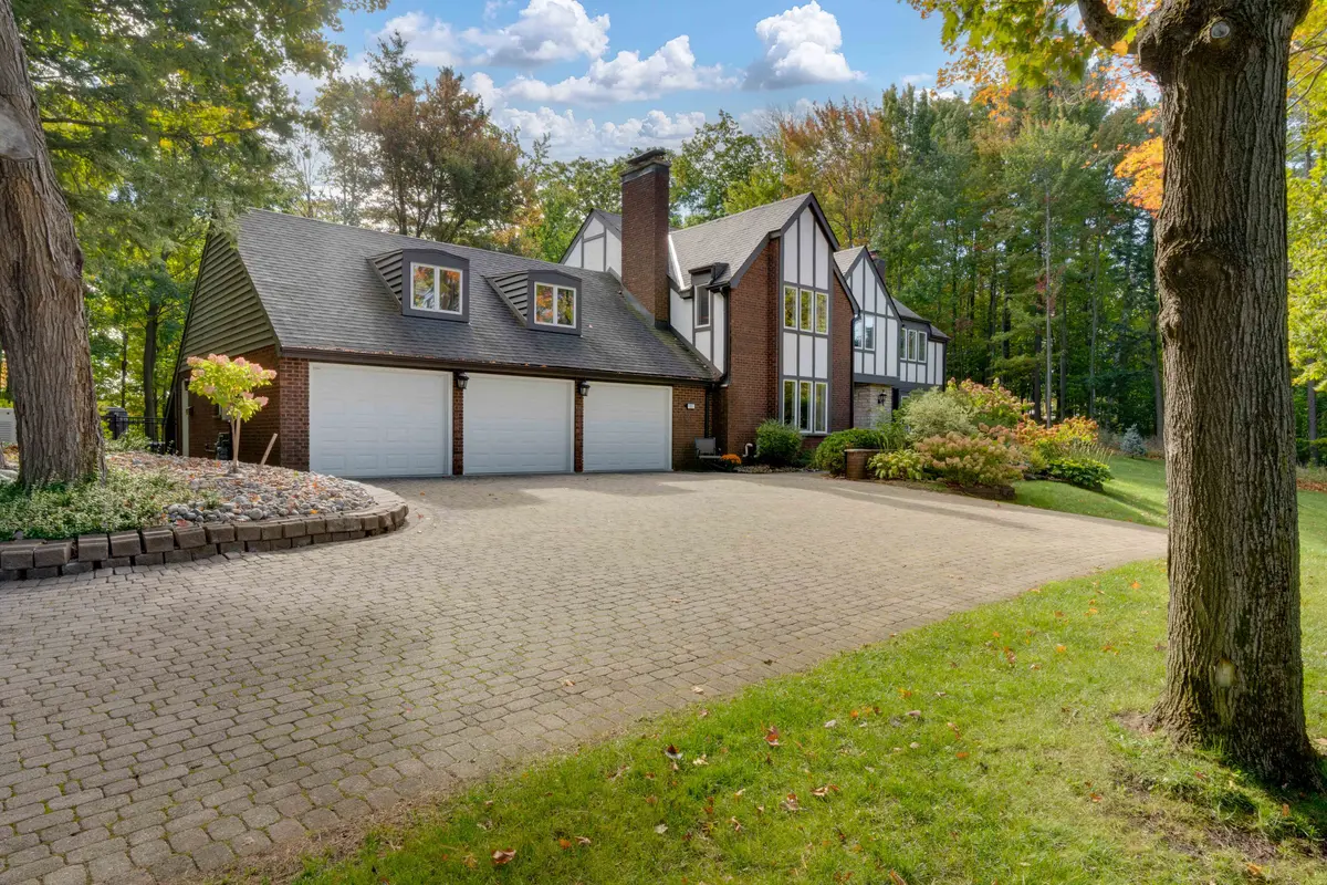 11 Park TRL, Springwater, ON L9X 0L3