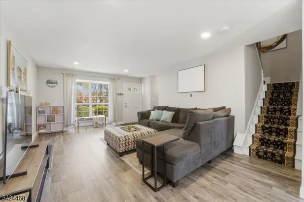 63 Amberly Ct, Franklin Twp., NJ 08823